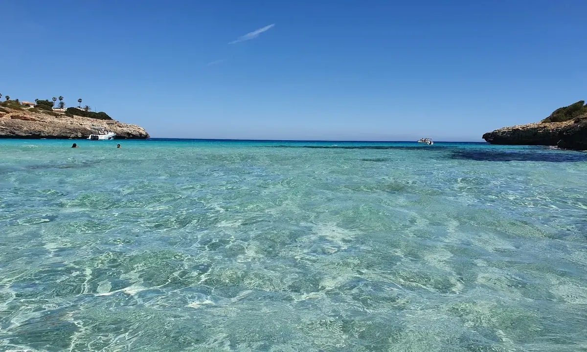 Пляж с бирюзовым морем на Майорке