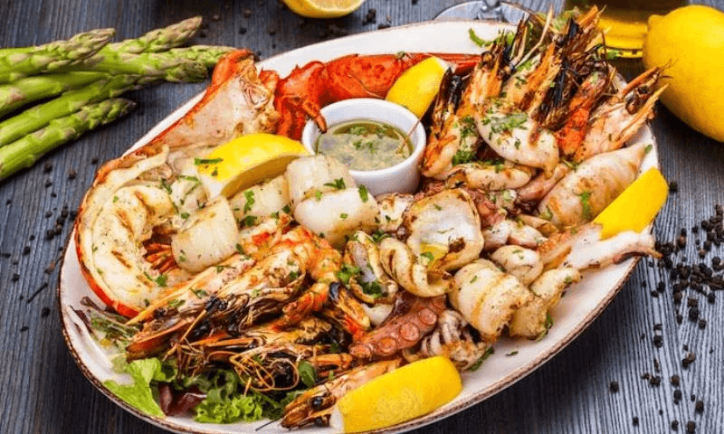 Ассорти из морепродуктов на блюде