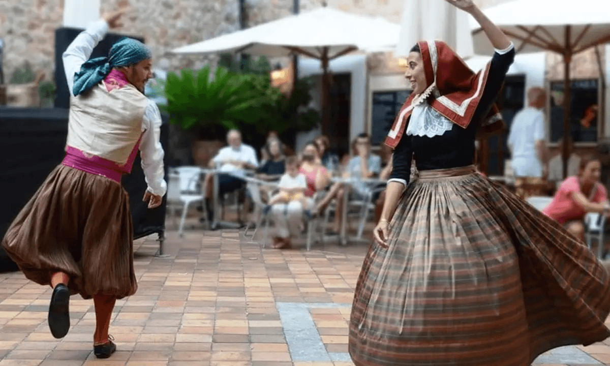 Традиционный майоркинский танец на площади