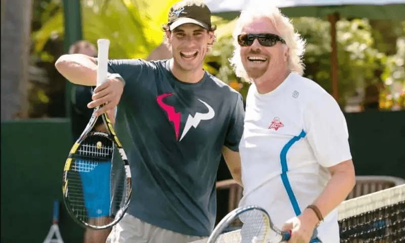 Рафаэль Надаль и Ричард Брэнсон на теннисном корте