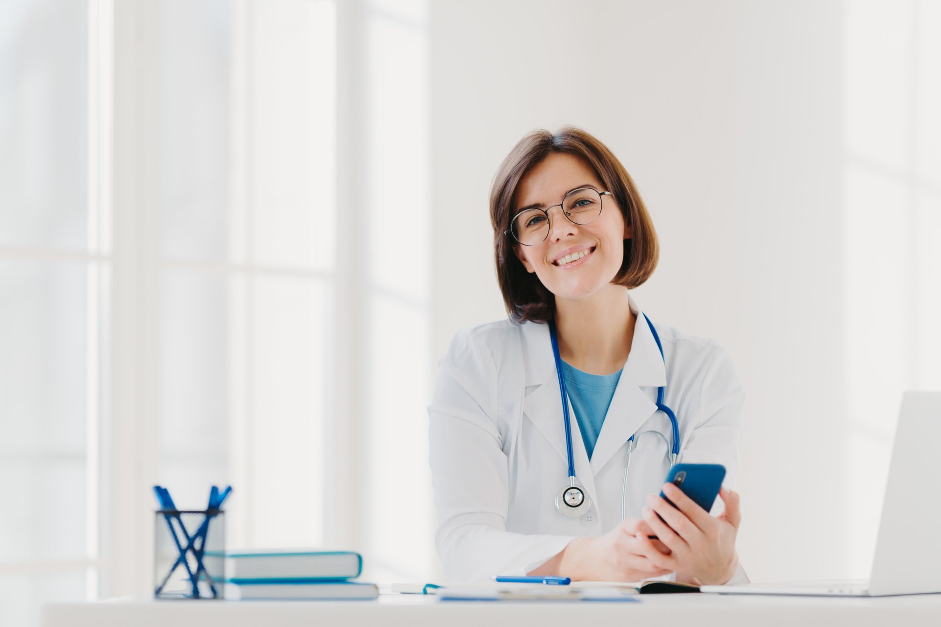 Medical english. Врач профессионал. Врач консультант. Профессиональные фото врачей. Терапевт больничный.