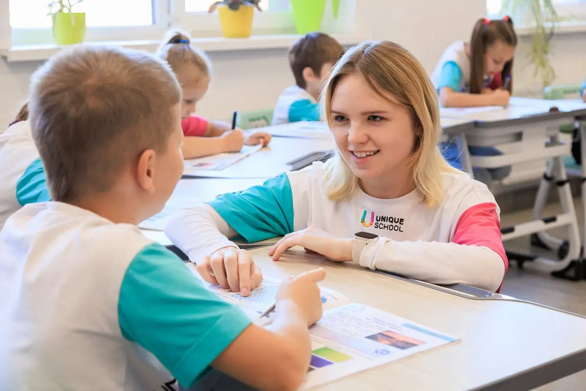 Вчителька Unique School працює з ученицею, приватна школа з укриттям у Чайках