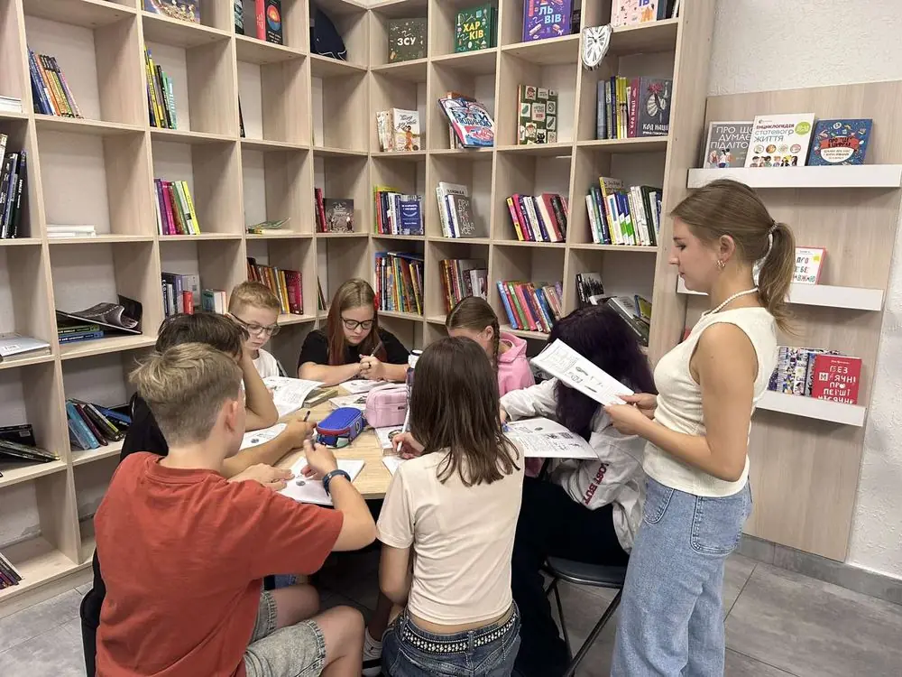 Учні старших класів на уроці в бібліотечній зоні укриття Unique School