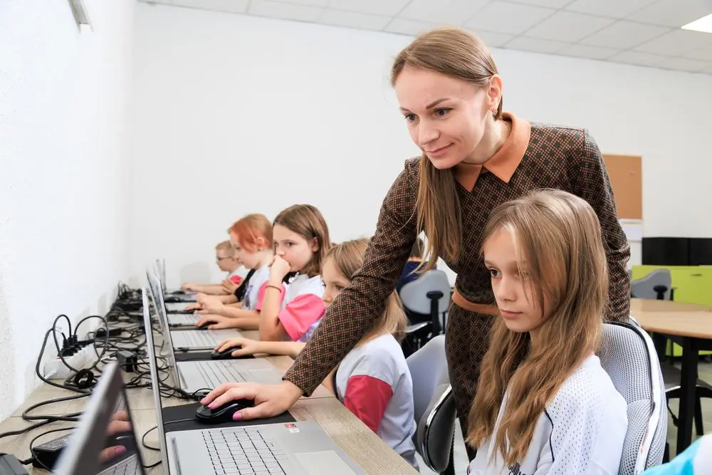 Кабінет інформатики в укритті приватної школи Unique School: учні за ноутбуками