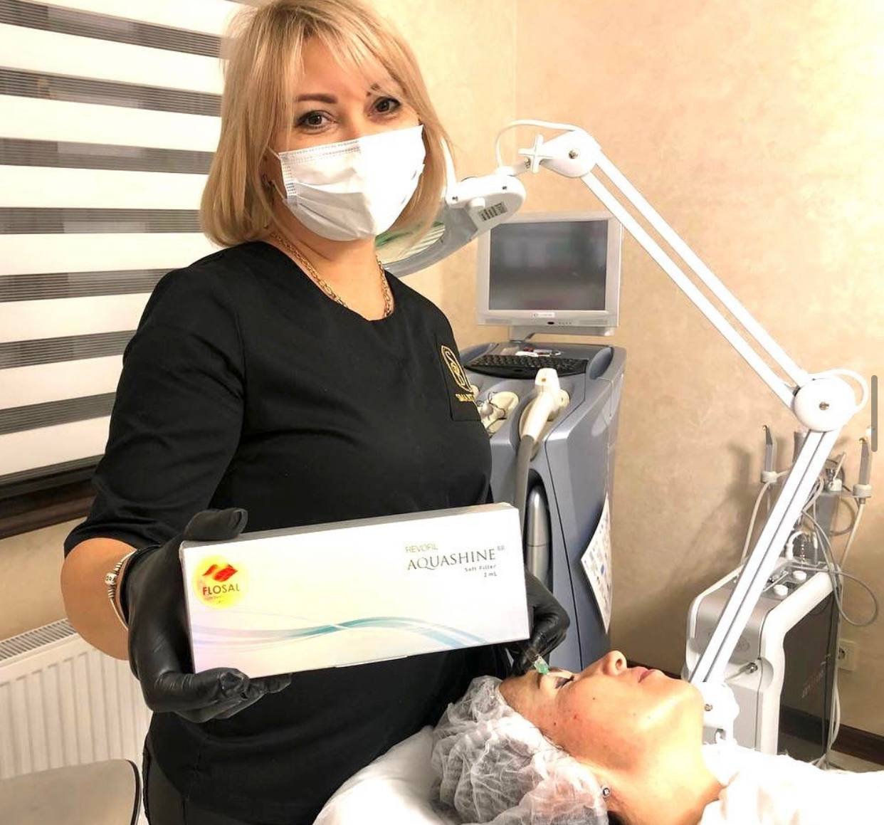 Косметолог Smart Beauty з препаратом для біоревіталізації у кабінеті в Кривому Розі