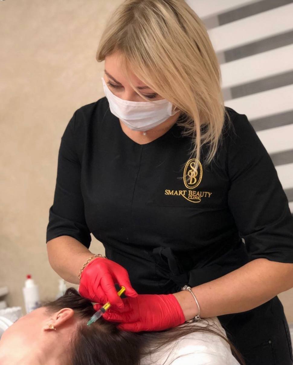 Косметолог Smart Beauty виконує мезотерапію у Кривому Розі