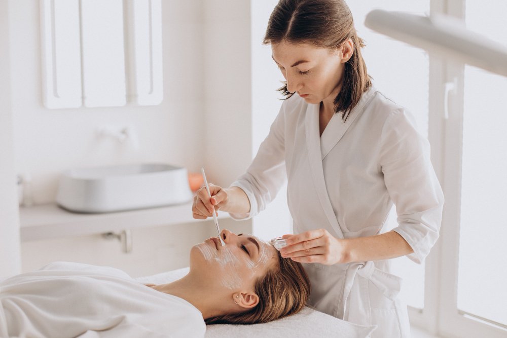 Косметолог виконує доглядову процедуру для обличчя — Smart Beauty, Кривий Ріг