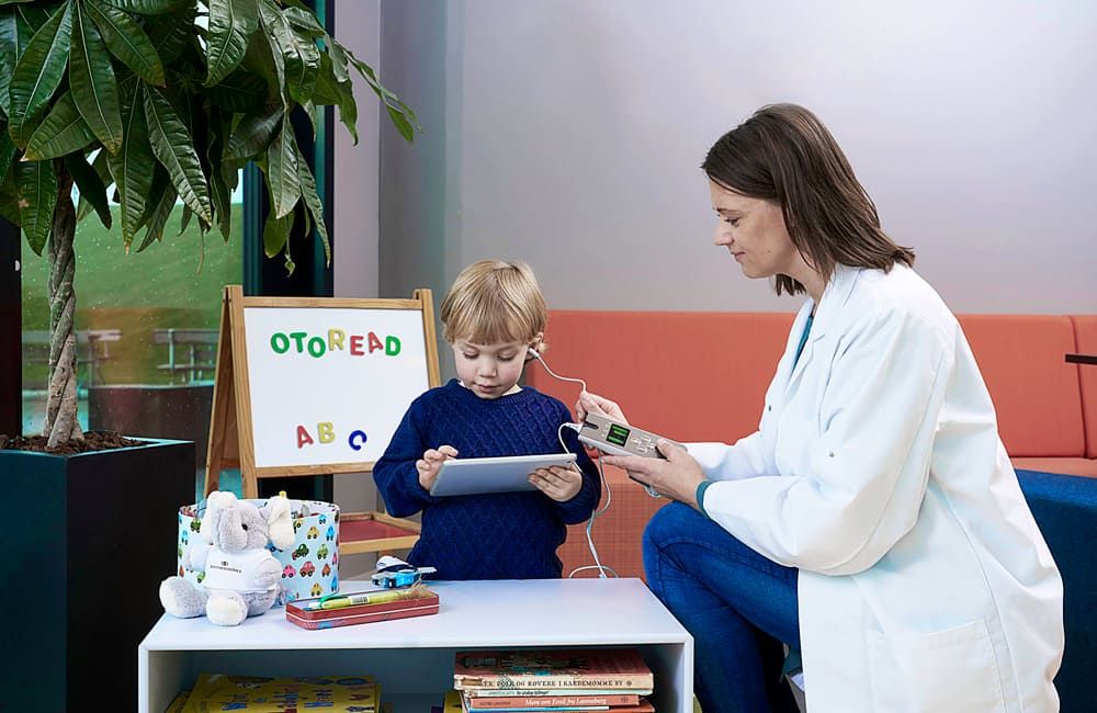 скринінгове обстеження слуху у дитини