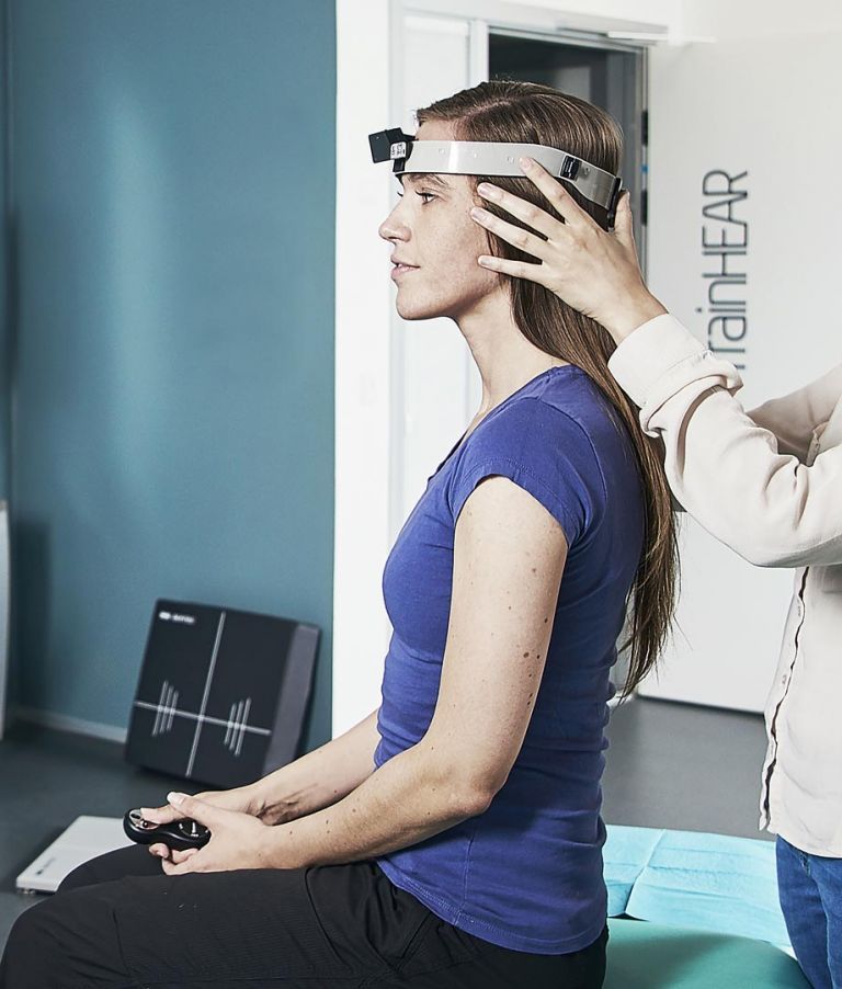 Жінка носить пов'язку на голові для тестування DVA