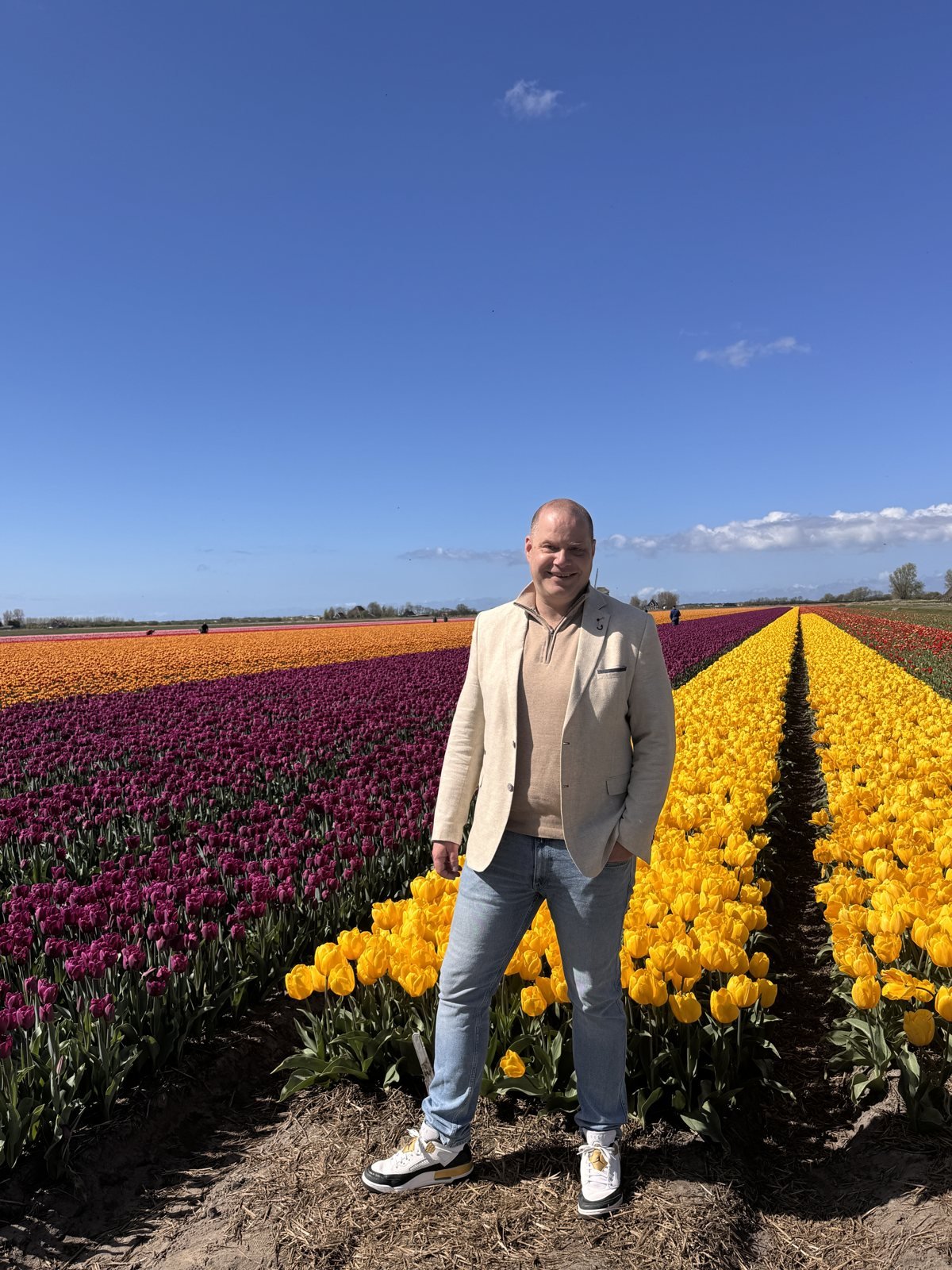 Thomas Bläcker tussen de bloeiende bollenvelden in de Kop van Noord-Holland