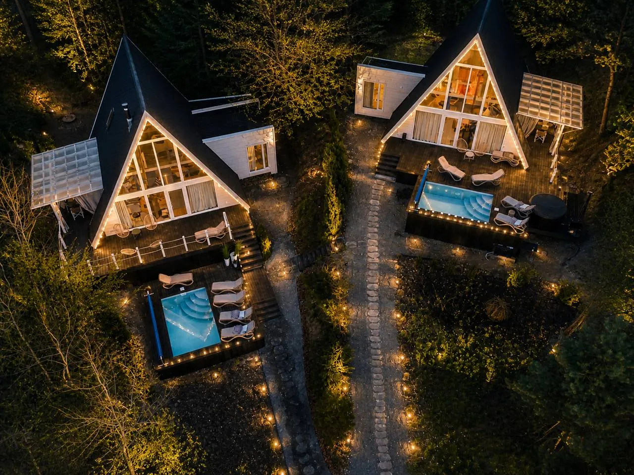 Два будинки Fazenda Wood серед дерев увечері