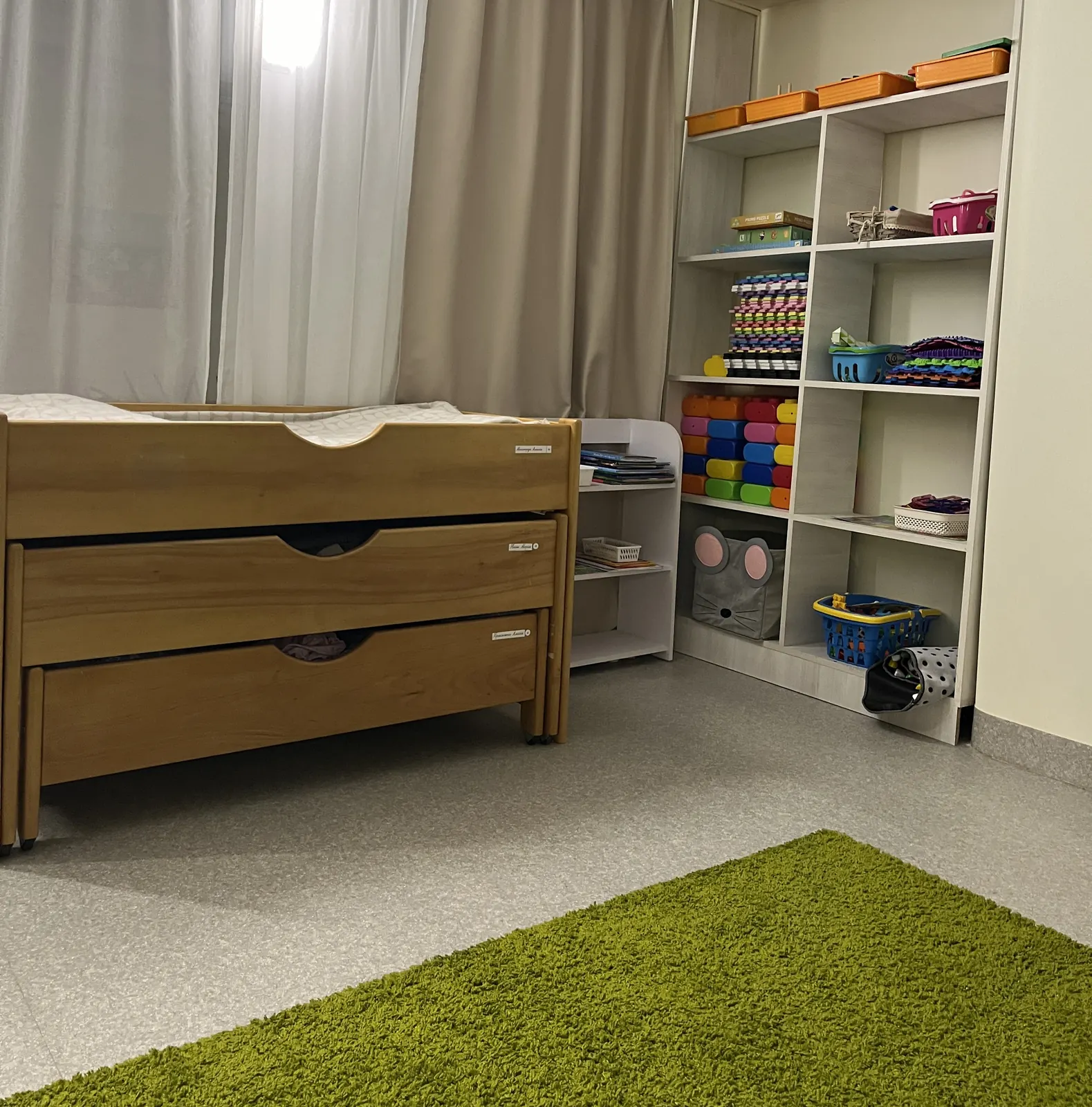 Висувні дитячі ліжка й полиці з іграшками в укритті садочка Unique Kids