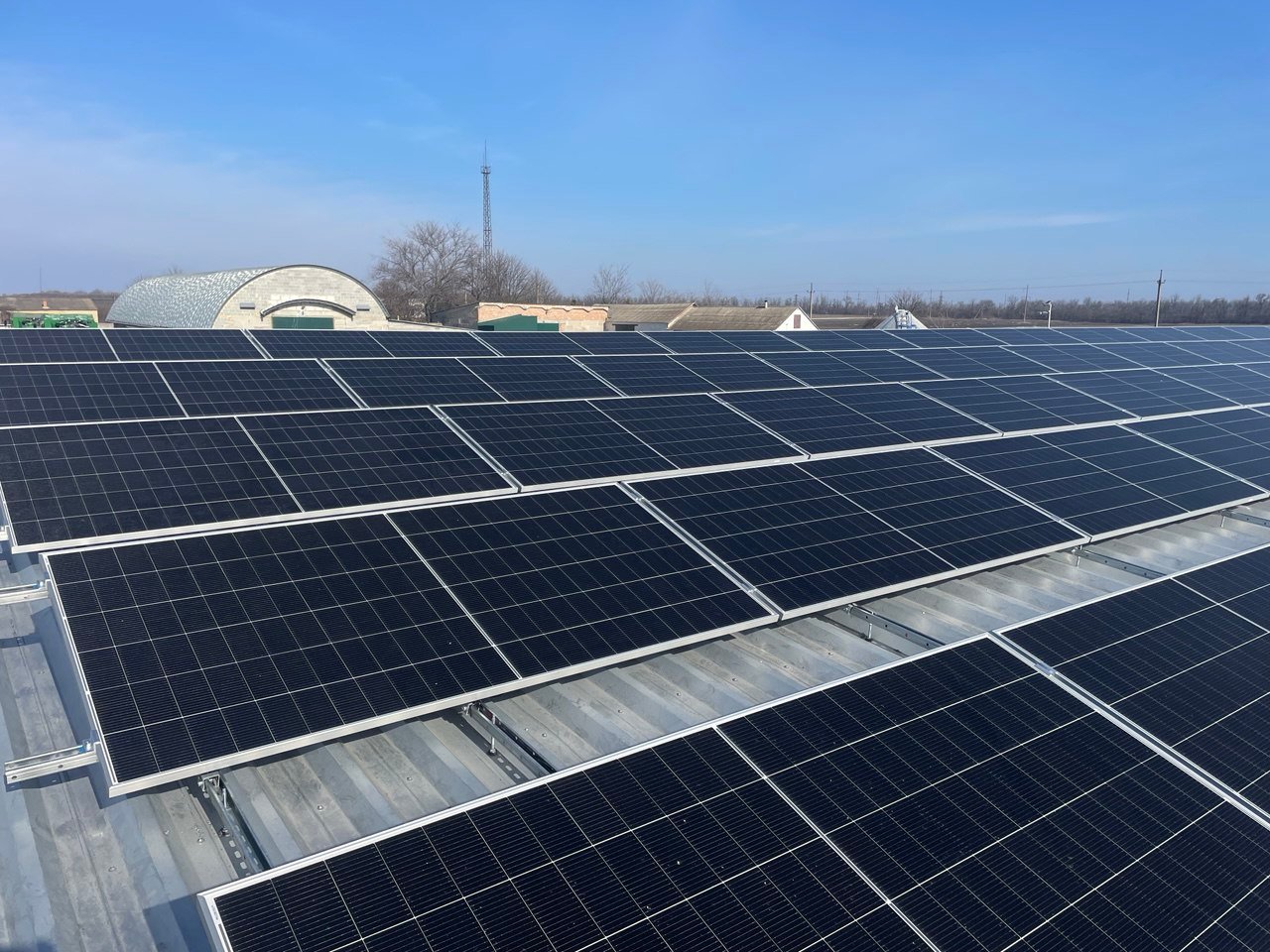 Монтажна бригада SolarMax на даху - реальний об'єкт
