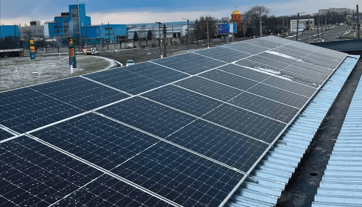 Промислова сонячна електростанція на даху будівлі взимку