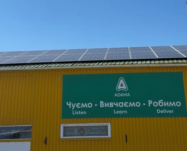 Сонячні панелі на даху ангара ТОВ «Сервіс Агро-Південь», Кропивницький