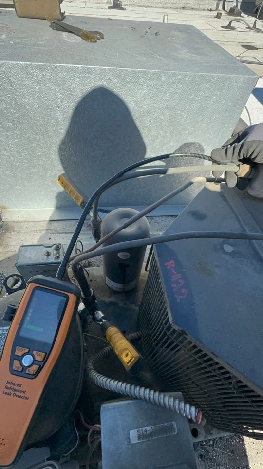 Checking refrigerant pressures with a digital analyzer