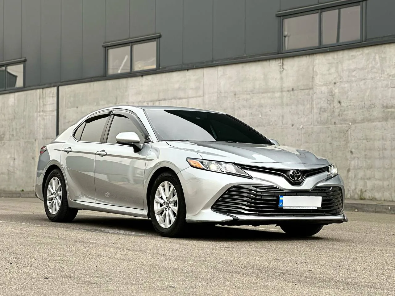 TOYOTA CAMRY 70 SILVER