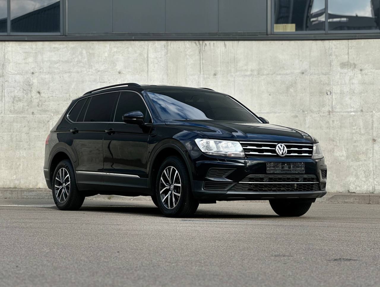 VOLKSWAGEN TIGUAN SE BLACK