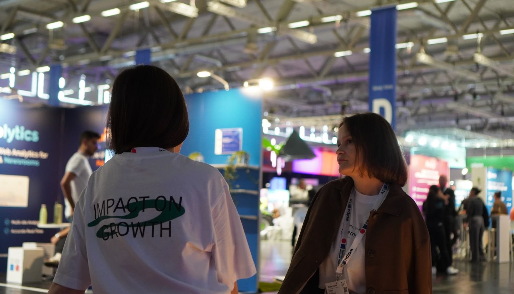 Команда shema на конференції: футболка «Impact on Growth»