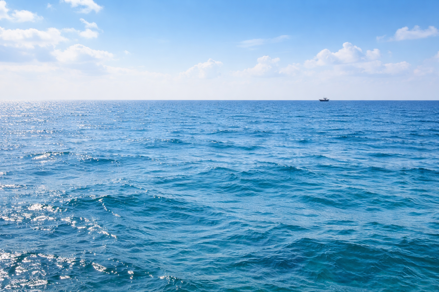 Mer ouverte sous une lumière claire