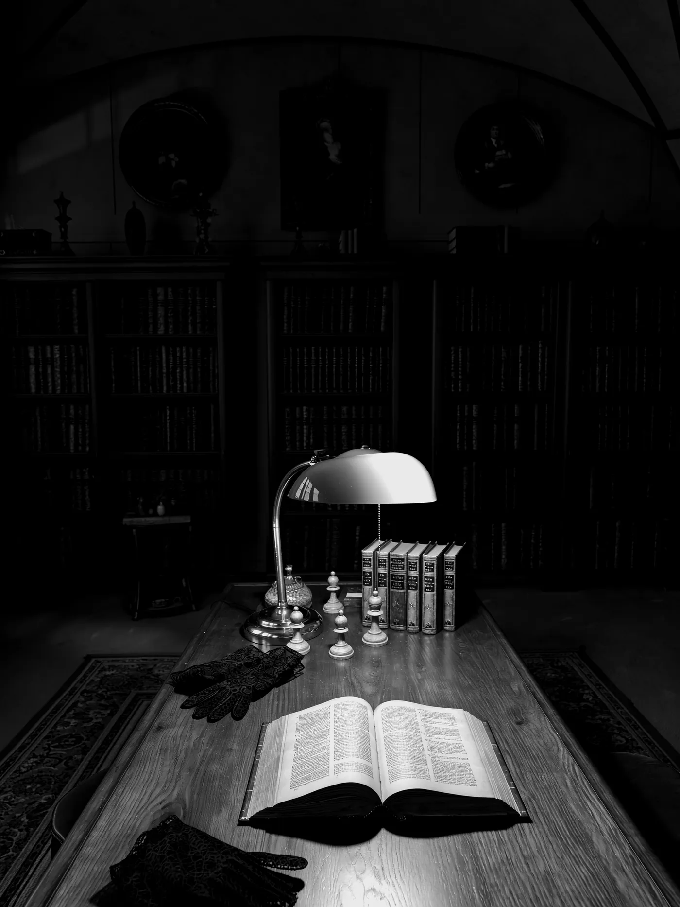 Стіл у бібліотеці з лампою і книгами