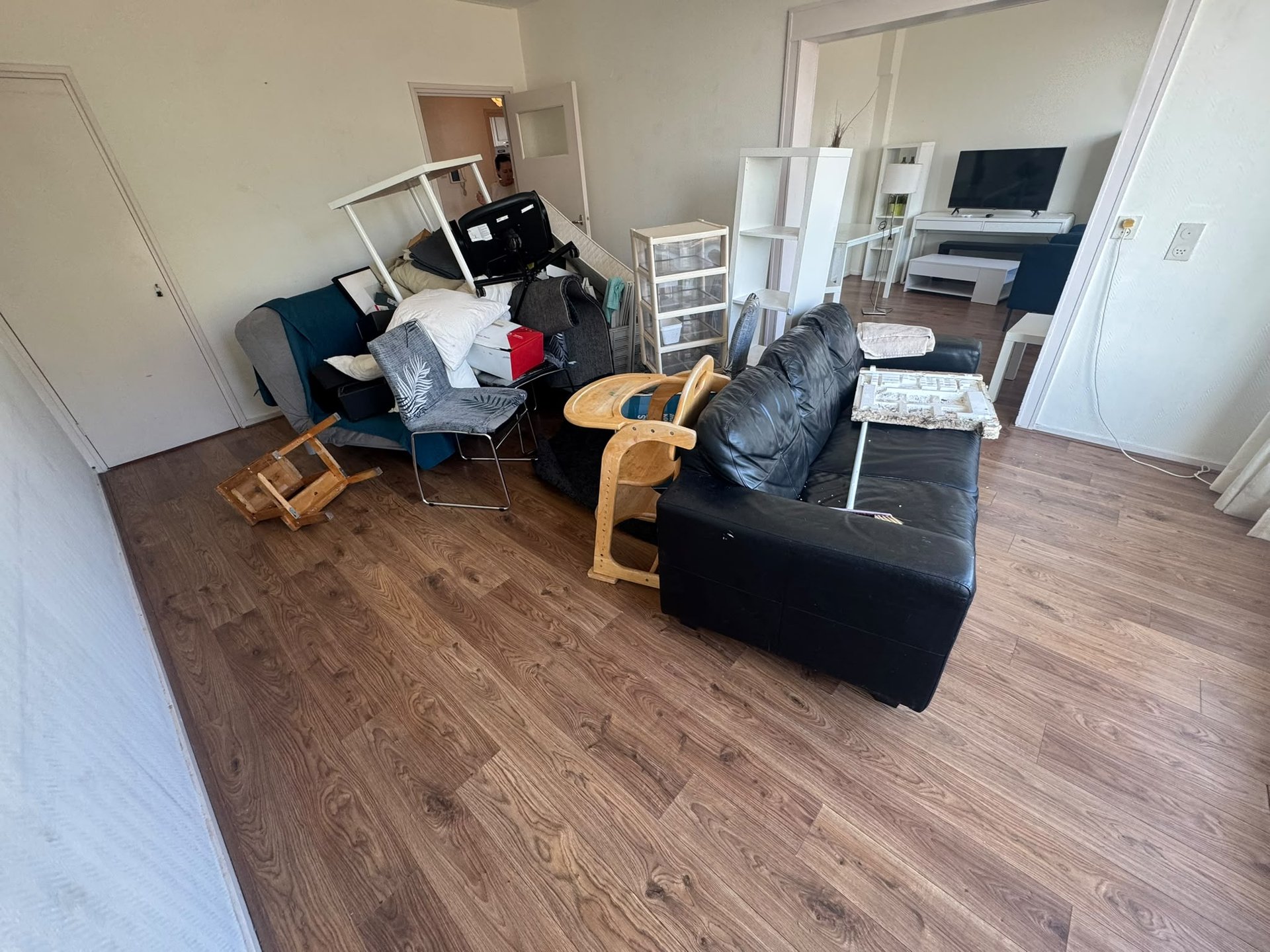 Banken, stoelen en overige inboedel tijdens een woningontruiming.