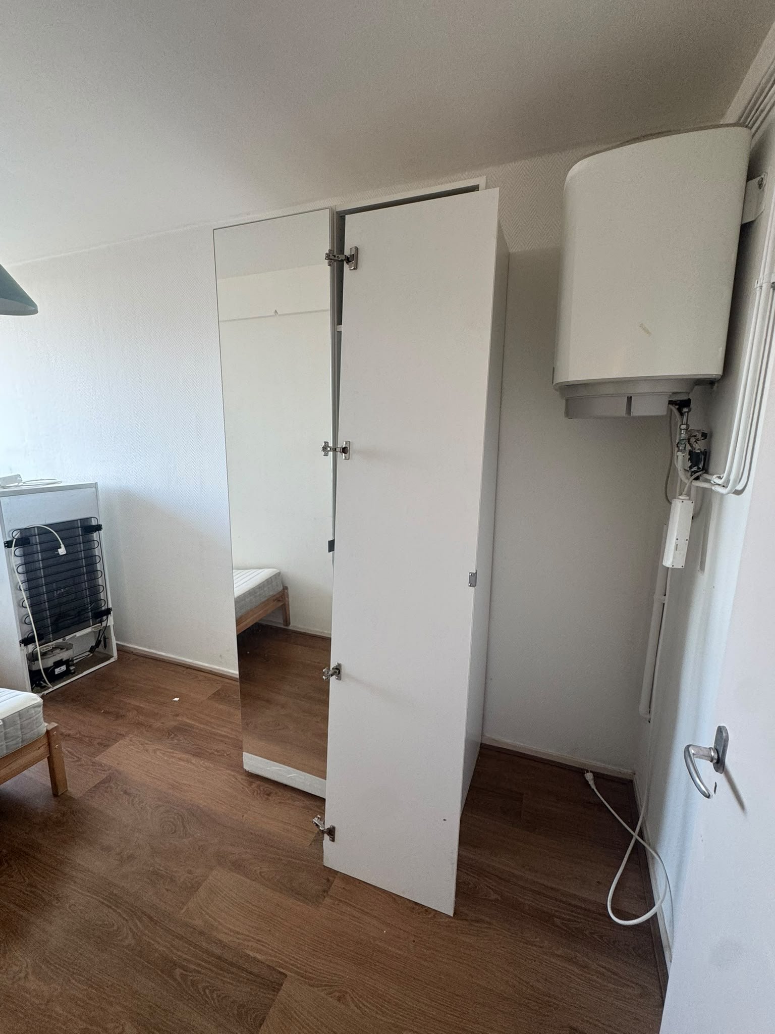 Een kast wordt in onderdelen klaargemaakt voor afvoer.