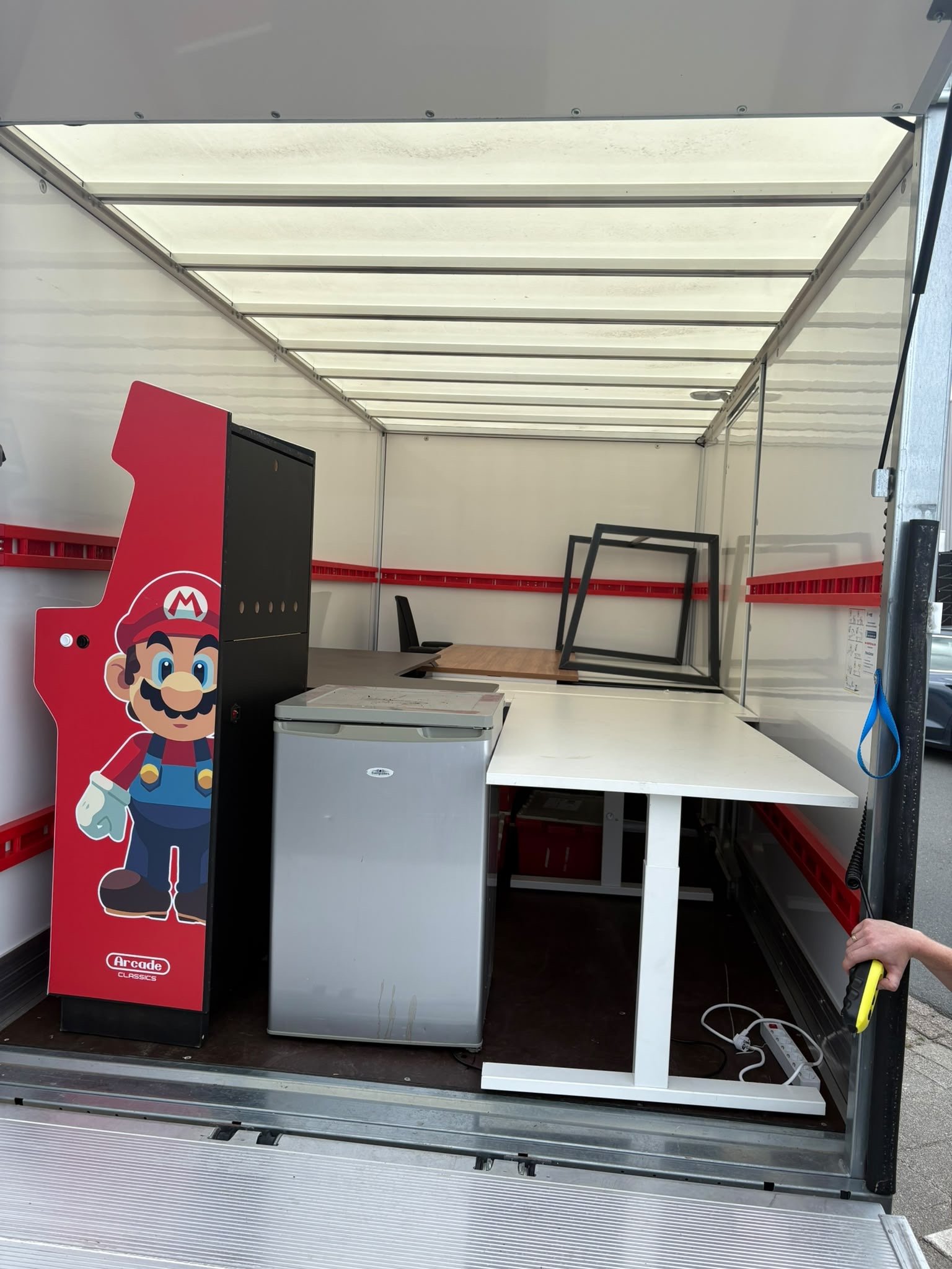 Meubels en apparatuur in de laadruimte van onze wagen.
